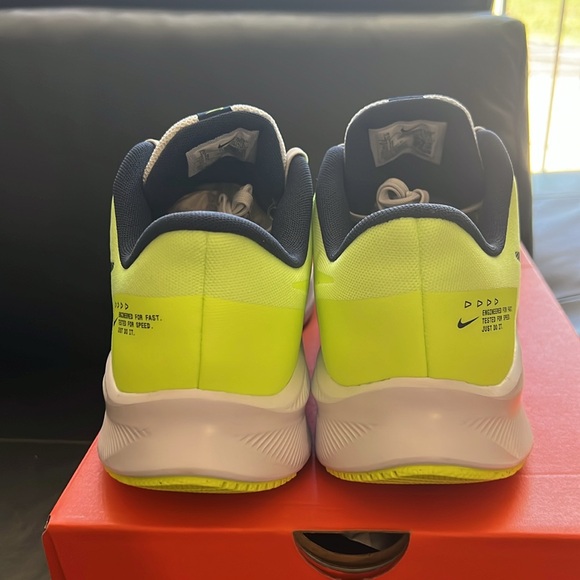 These are a men’s size 10 Nike Quest 4 - Picture 3 of 6